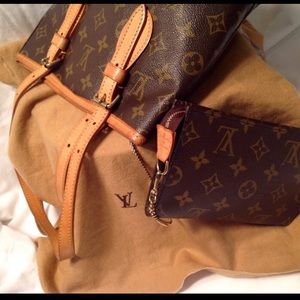 LouisVuitton original bucket/clutch made in France